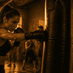 Femme fitboxing sac de frappe salle