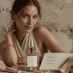 Parfum femme 2025 flacon bijou sur table