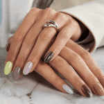 tendance vernis à ongles mains élégantes