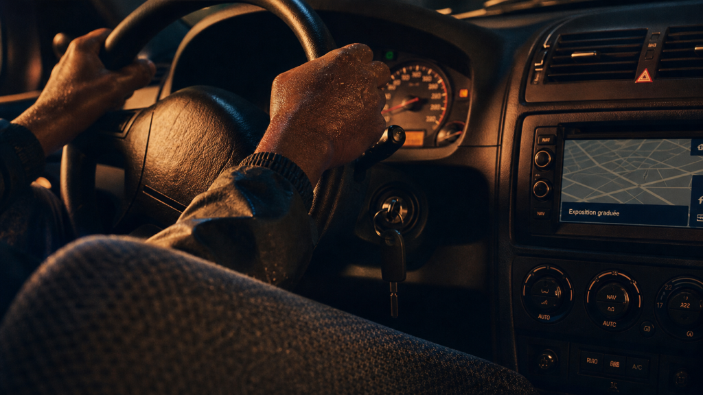 Amaxophobie traitement : mains moites tenant le volant