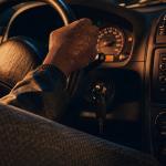 Amaxophobie traitement : mains moites tenant le volant