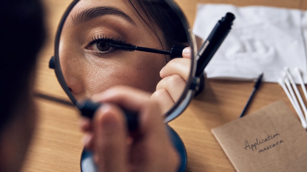 Comment mettre du mascara sans paquets : application précise, regard intense