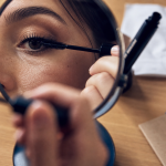 Comment mettre du mascara sans paquets : application précise, regard intense