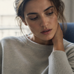 Femme main sur la nuque vertiges dus aux cervicales