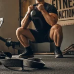 Fitness fonctionnel : squat avec kettlebell, force et équilibre