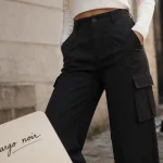 Pantalon cargo femme noir taille haute, poches et coupe