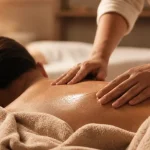 Technique de massage pour le dos avec huile chaude : mains sur le haut du dos