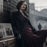 Tenue peaky blinders femme : femme années 1920 en manteau et robe midi