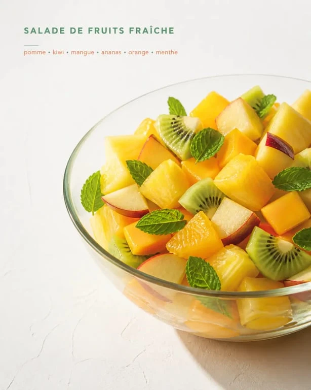 Recette salade au fruit recette servie dans un bol transparent, salade de fruits frais colorée et appétissante