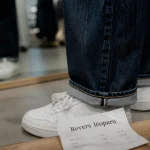 Jean à revers femme : coupe droite avec revers net sur baskets blanches