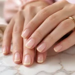 Ongles 2026 tendance : ongles courts glacés et micro-french jaune beurre