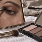 démonstration maquillage yeux : gros plan œil maquillé en cours